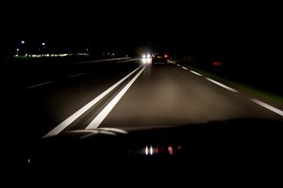 ALCUNE INDICAZIONI PER GUIDARE IN SICUREZZA DI NOTTE
